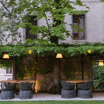Jardin privé avec ancien figuier et bancs en pierre à Aman Venice