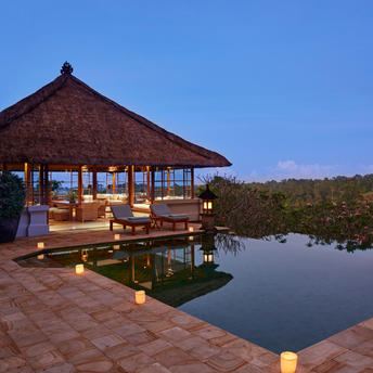 আমান্দারি রিসর্টে ঐতিহ্যবাহী বালিনিজ প্যাভিলিয়ন, শান্ত পুকুরের পাশে অবস্থিত সন্ধ্যার আলোয়।