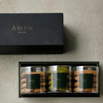 Surtido de galletas veganas en frascos de cristal en caja de presentación de Aman Kyoto.