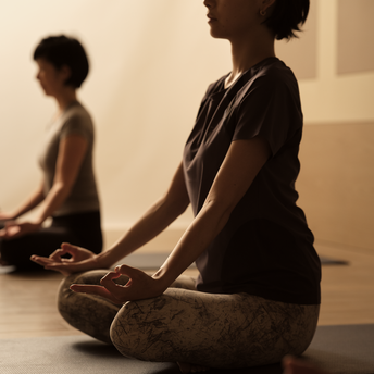Deux personnes en tenue de yoga assis en posture de méditation à Amanpuri.
