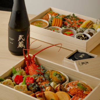 アマン東京のおせち料理と日本酒のボトル