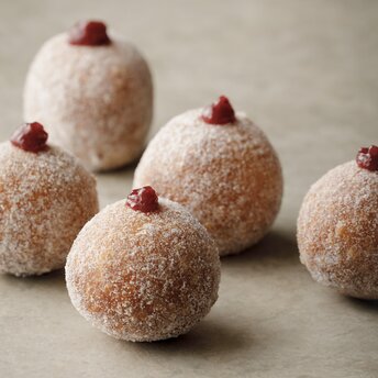 アマン東京のホテルで提供されるボンボローニ。砂糖でコーティングされた球状のペストリーに赤い果実がのった菓子。