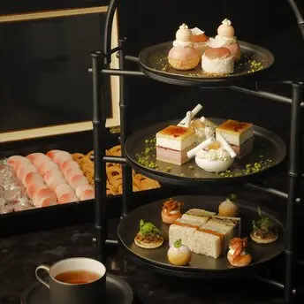 アマン東京のラウンジで、段々棚に盛られたペーチ色のペストリーと軽食。