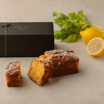 アマン京都のレモンパウンドケーキ、スライスと共に表示。