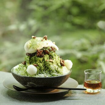 アマン東京のカフェで提供される、抹茶のかき氷。白玉とアイスクリームがトッピングされた一杯。