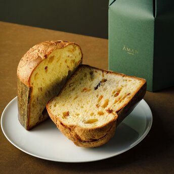 アマン東京のダイニング で供される、フルーツとナッツ入りの焼きたてパウンドケーキのスライス。