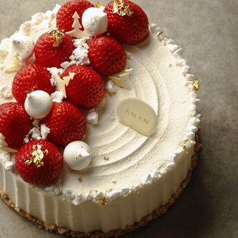アマン東京のクリスマスケーキ、生クリームにいちごと白いデコレーションをあしらった円形ケーキ